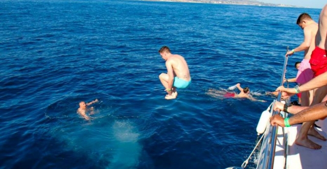  Ins Wasser springen
